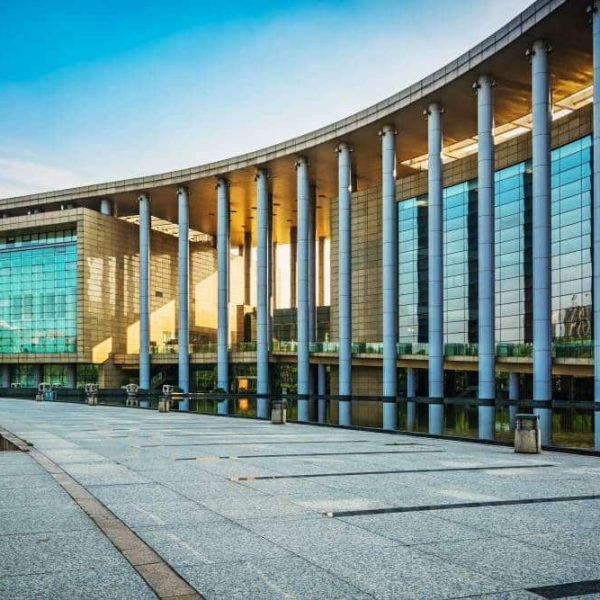Bâtiment moderne pouvant abriter le siège social d'une entreprise