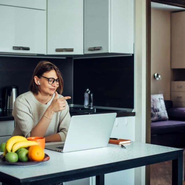 Une femme qui travaille à son domicile