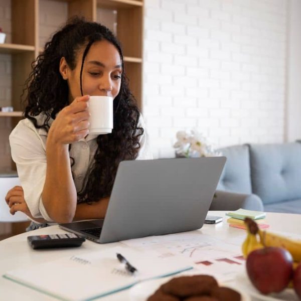 Une femme qui travaille à son domicile