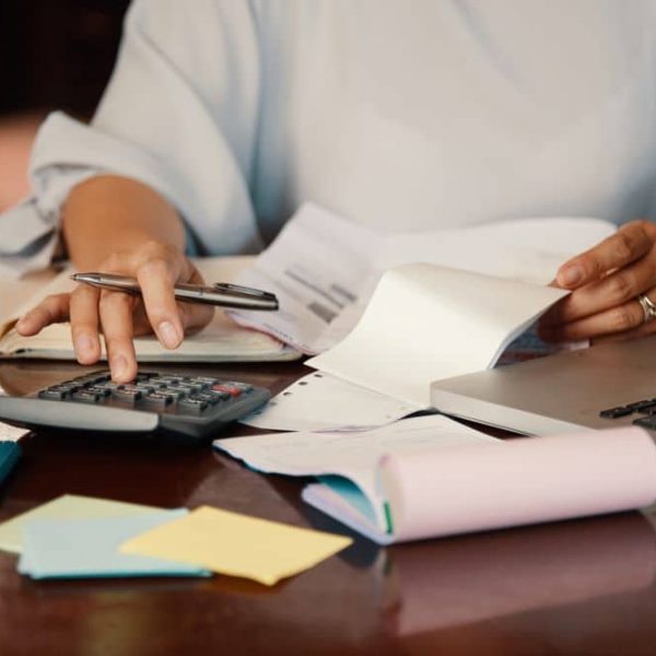 Un entrepreneur remplit des documents officiels et fait des calculs